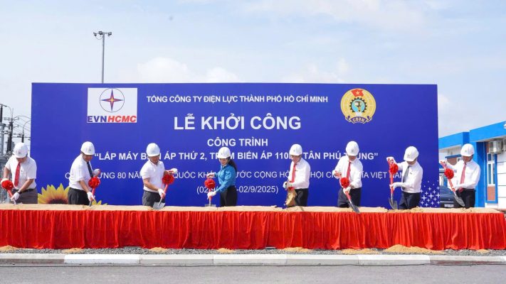 Installation of the second power transformer at Tan Phu Trung 110kV substation